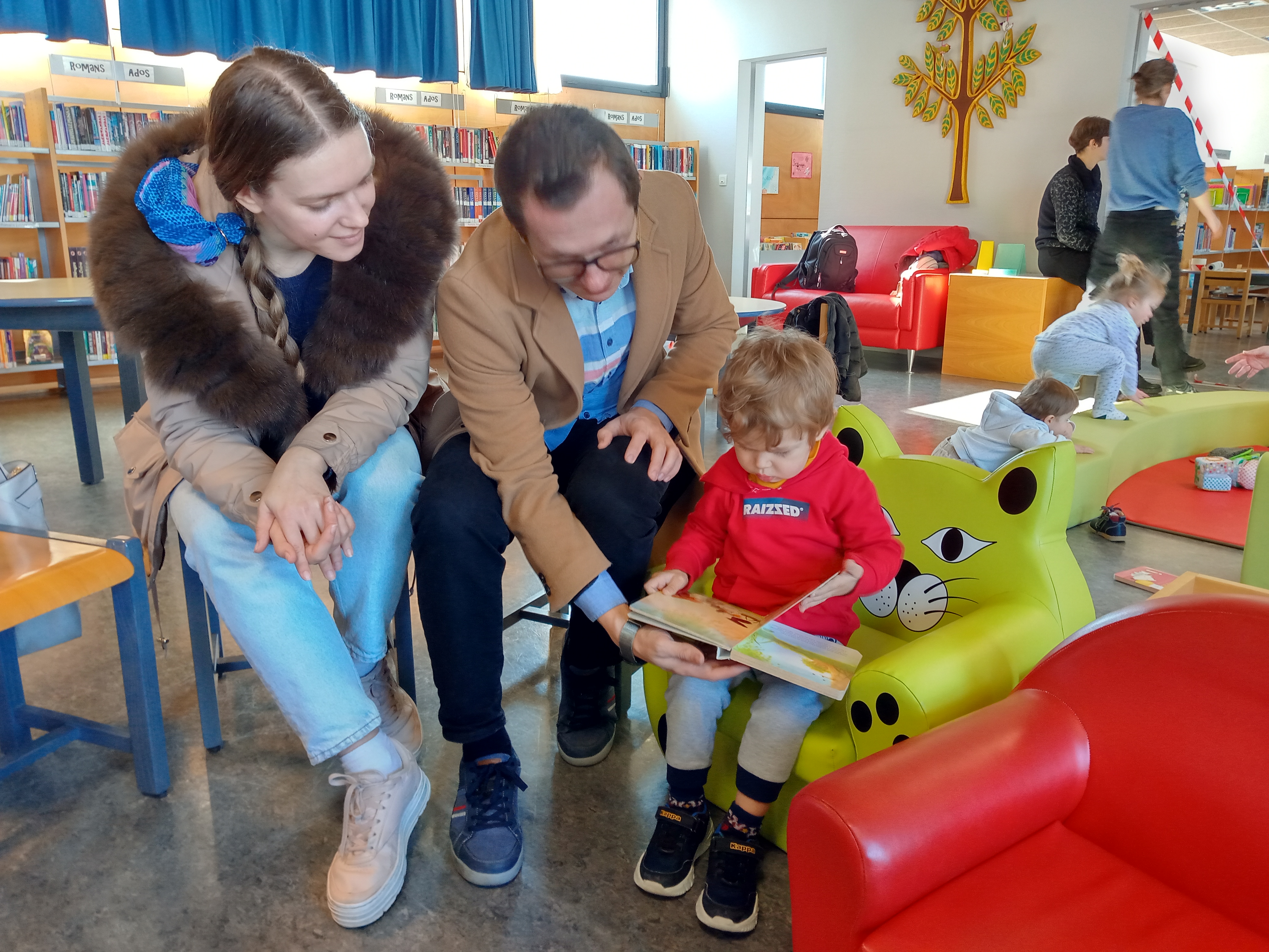 Séance lecture et découverte de la médiathèque des Chartreux parents et leur jeune enfant